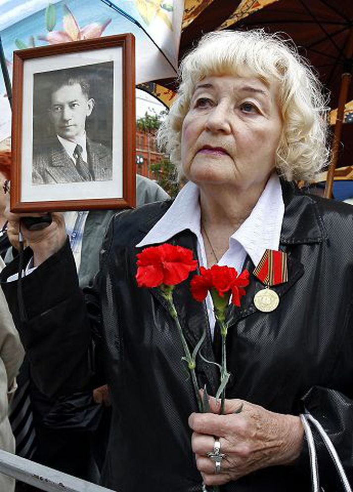 Kalina með mynd af föður sínum, Ignaty Kalín, einum af fórnarlömbum Stalíns.