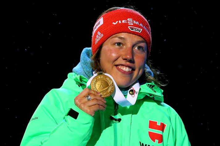 Laura Dahlmeier með eitt af mörgum gullverðlaunum sem hún vann á stórmótum á ferlinum.