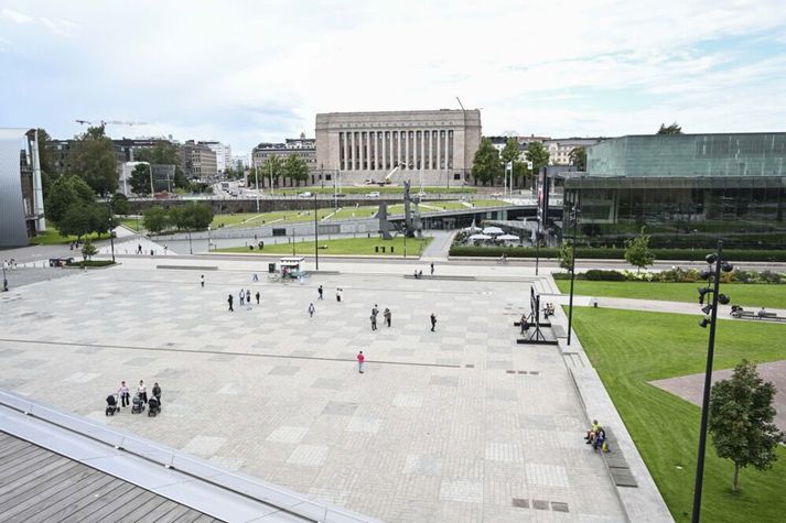 Finnska þinghúsið í miðborg Helsinki. Undir því er neyðarskýli þar sem er meðal annars hægt að halda þingfundi ef aðstæður krefja.
