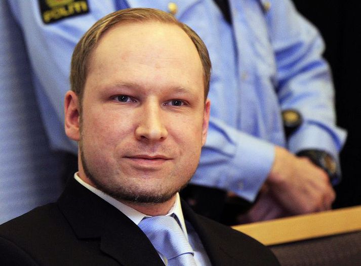 Anders Behring Breivik fagnar því að geðlæknar hafa úrskurðað hann sakhæfan, þvert á fyrra mat. Dómurinn mun taka afstöðu til sakhæfisins, en Breivik undirbýr nú vitnisburð sinn. Lögmaður Breiviks segir hann sjá eftir að hafa ekki náð að ganga lengra.Fréttablaðið/AP