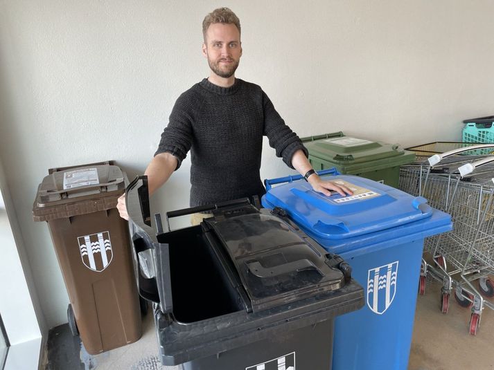 Gunnar Dofri Ólafsson, samskiptastjóri Sorpu, með nýju tvískiptu tunnuna.