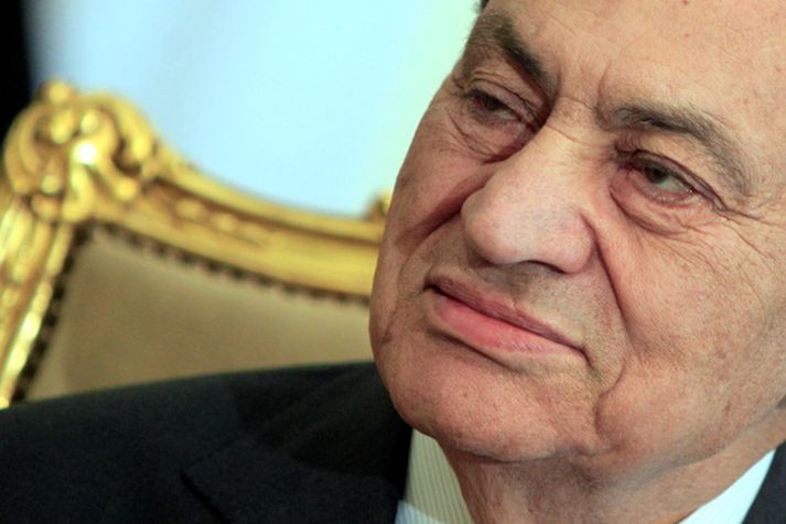 Mubarak hefur verið heilsutæpur og hefur óvissa ríkt um hvor heilsan leyfði að hann kæmi fyrir rétt.
