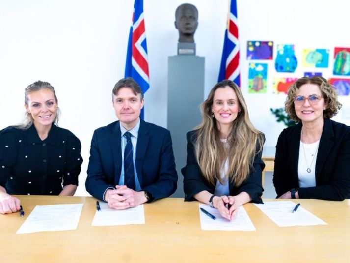 Frá undirituninni í morgun. Frá vinstri: Salóme Guðmundsdóttir, meðstjórnandi í stjórn Ísaksskóla, Páll Harðarson, stjórnarformaður í stjórn Ísaksskóla, Hildur Björnsdóttir, borgarstjóri og Sigríður Anna Guðjónsdóttir, skólastjóri Ísaksskóla.