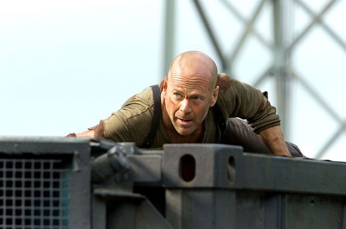 Die Hard 4.0
Leikstjóri: Len Wiseman
Aðalhlutverk: Bruce Willis, Justin Long og Timothy Olyphant.
HHH
Nýjasta kvikmyndin um harðhausinn John McClane á eflaust eftir að ylja aðdáendum Die Hard og frammistaða Bruce Willis svíkur engan. Hún líður þó fyrir frekar bragðdauft og sviplaust illmenni.