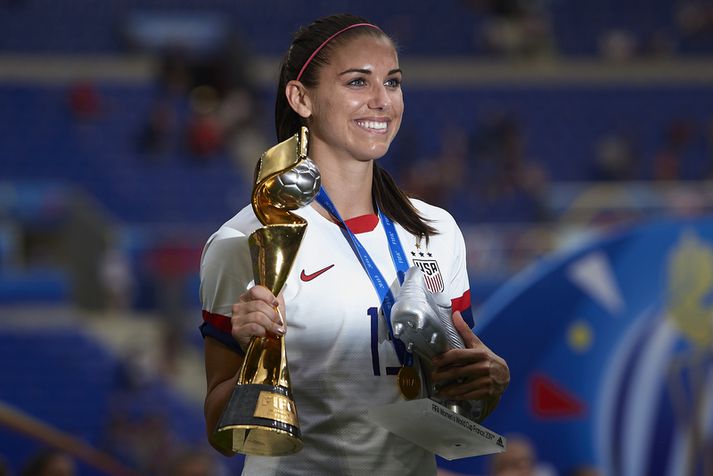 Alex Morgan með HM-bikarinn og silfurskóinn sem hún vann á HM 2019.