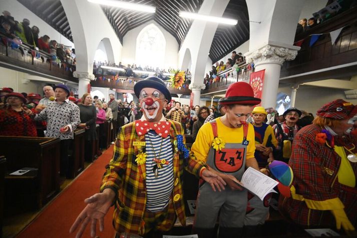 Trúðar á árlegri trúðamessu í Allraheilagrakirkjunni í London. Þeir gætu haft samúð með stjórnendum könnunarfyrirtæki sem enduðu með tertu í andlitinu eftir að þeir skiluðu biblíufélagi gallaðri skoðanakönnunun um kirkjusókn ungs fólks.