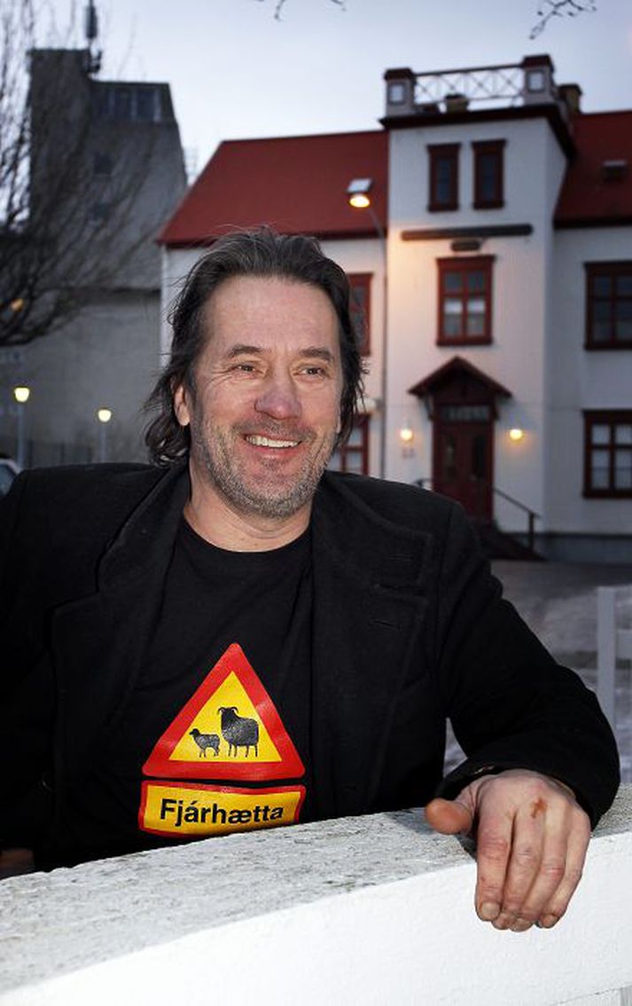 Leikarinn Þröstur Leó Gunnarsson flytur vestur á Bíldudal í vor þar sem hann mun starfa við laxeldi. 