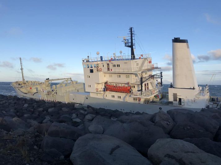 Skipið Fjordvik við hafnargarðinn í Helguvík.