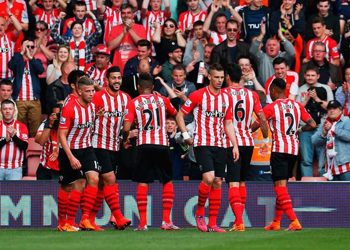 Southampton-menn fagna fyrsta marki leiksins.