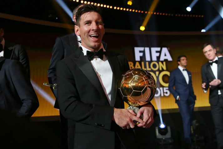 Lionel Messi hress með fimmta gullboltann sinn í gær.