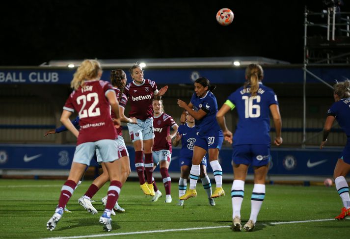 Dagný Brynjarsdóttir stangar boltann í net Chelsea.