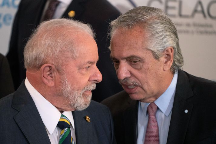 Alberto Fernandez, forseti Argentínu (t.h.) og Lula Da Silva, forseti Brasilíu á toppfundi leiðtoga ríkja rómönsku Ameríku og Karíbahafsins, sem haldinn var í Buenos Aires undir lok síðasta mánaðar.