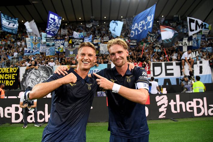 Albert var ekki lengi að opna markareikninginn með Lazio. Hér er hann eftir leik með liðsfélaga sínum Kenneth Taylor fyrir framan stuðningsmenn Lazio sem fjölmenntu á útivelli 