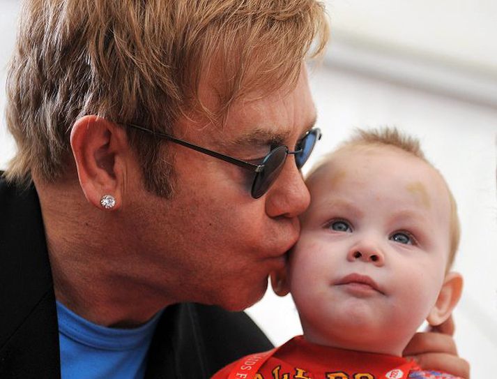 Elton John með hinum fjórtán mánaða gamla Lev.fréttablaðið/afp
