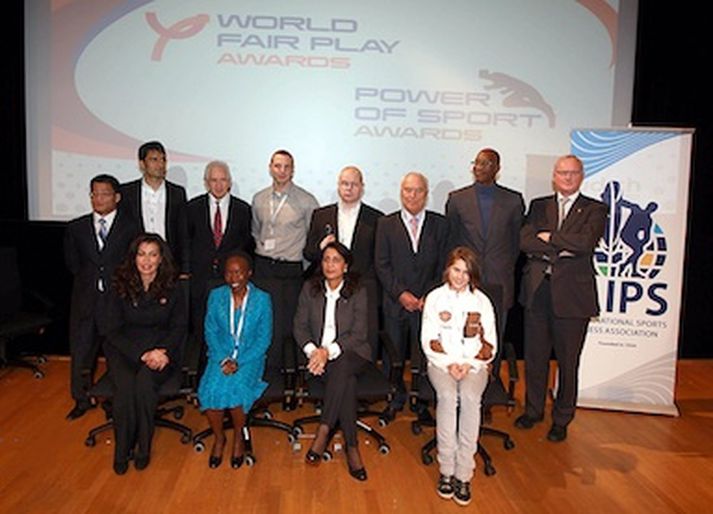 Sitjandi frá vinstri: May El Khalil, Tegla Chepkite Loroupe, Nawal El Moutawakel, Yoana Damyanova. Standandi frá vinstri: Gao Feng, Amin Motavassel Zadeh, Jean Dury, Darius Draudvila, Halldór Guðbergsson, Jeno Kamuti (President International Fair Play Committee), Edwin Moses, Philippe Housiax Photp/Giancarlo Colombo