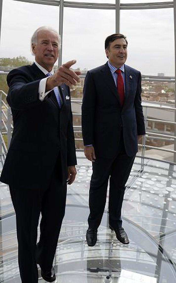 Biden í Georgíu Við komuna til Tíblisi bauð Saakashvili forseti Biden upp í glerhvelfinguna efst í forsetabústaðnum.fréttablaðið/AP