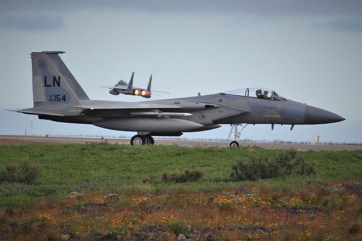 Fjórtán bandarískar orustuþotur af gerðinni F-15 eru komnar til Keflavíkurflugvallar.