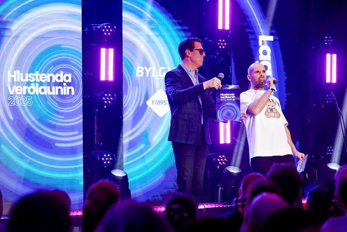 Ásgeir Kolbeinsson og Auðunn Blöndal afhentu verðlaun á Hlustendaverðlaununum í fyrra. Verðlaunin verða með öðru sniði í ár.