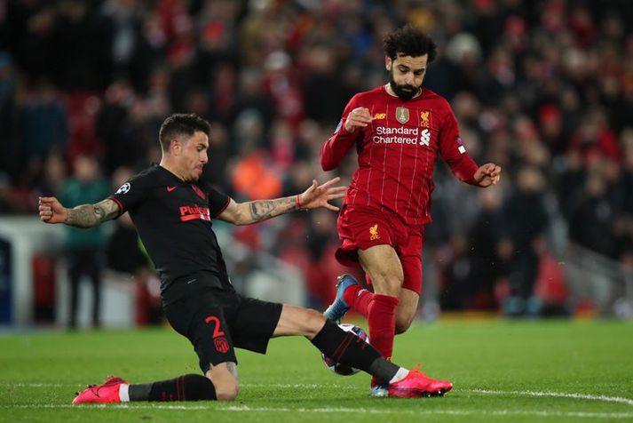 Jose Gimenez tæklar Mohamed Salah í Meistaradeildarleiknum á móti Liverpool á  Anfield á dögunum þar sem Atletico liðið sló út Evrópumeistarana. 