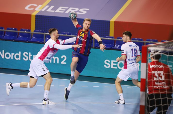 FC Barcelona v HC Motor Zaporozhy - EHF Champions League BARCELONA, SPAIN - MARCH 03: (BILD ZEITUNG OUT) Aron Palmarsson of FC Barcelona, Dmytro Horiha of HC Motor Zaporozhye and Eduard Kravchenko of HC Motor Zaporozhye battle for the ball during the EHF Champions League match between FC Barcelona and HC Motor Zaporozhy on March 3, 2021 in Barcelona, Spain. (Photo by Xavi Urgeles/DeFodi Images via Getty Images)