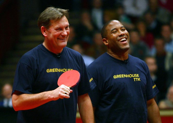 Það hefur verð lítð að gera hjá Hoddle síðustu ár. Hann grípur því stundum í borðtennis með vini sínum, John Barnes.