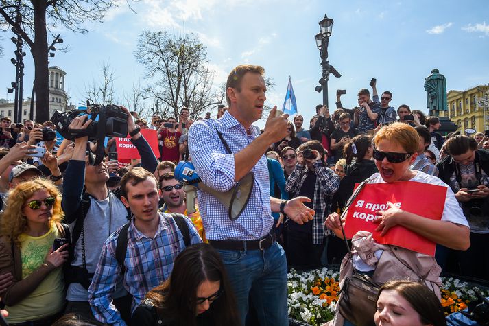 Alexei Navalny á mótmælunum í gær.