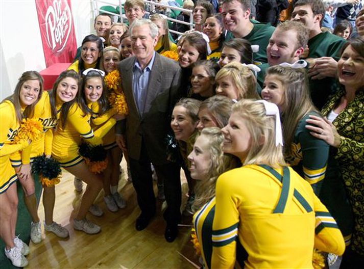 Bush og klappstýrurnar.