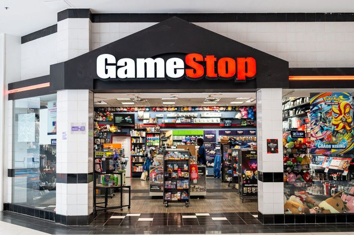 GameStop rekur verslanir víða um Bandaríkin. Þar voru á árum áður seldir tölvuleikir en nú selur GameStop mikið af safngripum og spjöldum, sem er svipaður markaður og stjórendur eBay hafa lagt áherslu á.