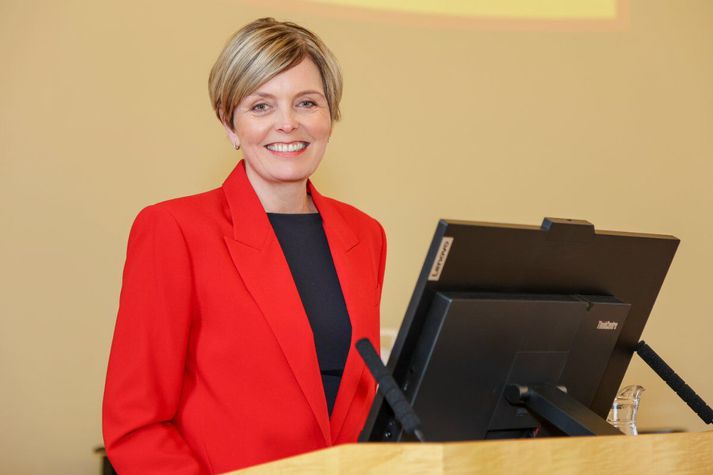 Ásta Dís Óladóttir, prófessor og stofnandi Rannsóknaseturs um jafnrétti í efnahags- og atvinnulífi við Háskóla Íslands hefur skoðað stöðu kynjanna í atvinnulífinu. Hún segir að þó konur séu sýnilegri í opinberum embættum í dag sé staðan í atvinnulífinu allt önnur.