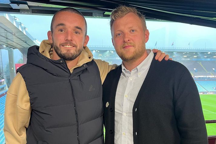 Félagarnir McGinn og Villi. Skotinn stóð víst á tám þegar myndin var tekin.
