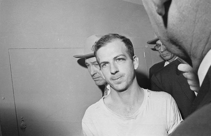Lee Harvey Oswald leiddur til yfirheyrslu.