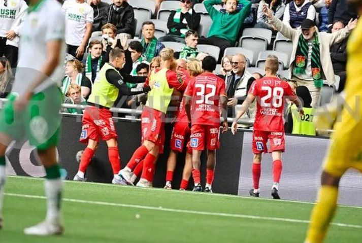 Edvin Becirovic fagnaði sigurmarki sínu með föður sínum í stúkunni.