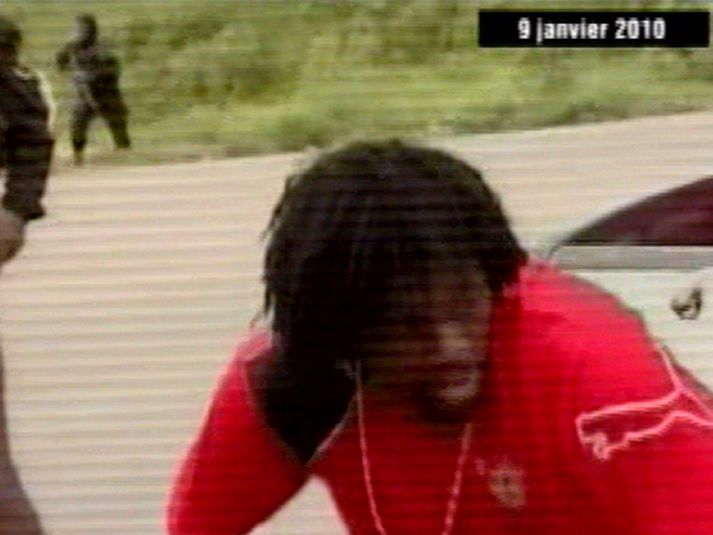 Emmanuel Adebayor, fyrirliði Tógó, sést hér strax eftir árásina.