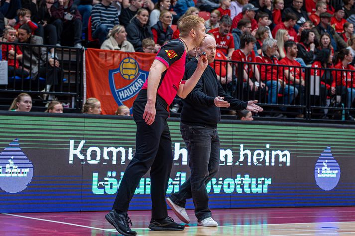 Þjálfari Njarðvíkinga Einar Árni Jóhannsson hafði í nægu að snúast.
