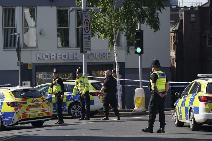 Lögreglumenn standa vörð við lokaða götu í miðborg Nottingham.