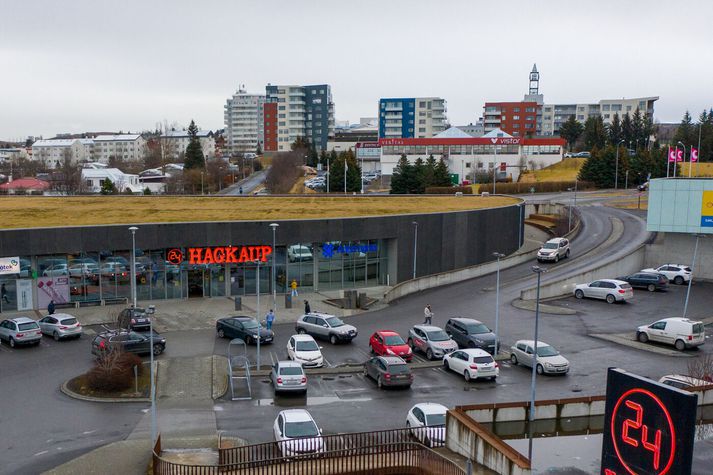 Atvikið sem málið varðar mun hafa átt sér stað á bílastæðinu við Hagkaup í Garðabæ.