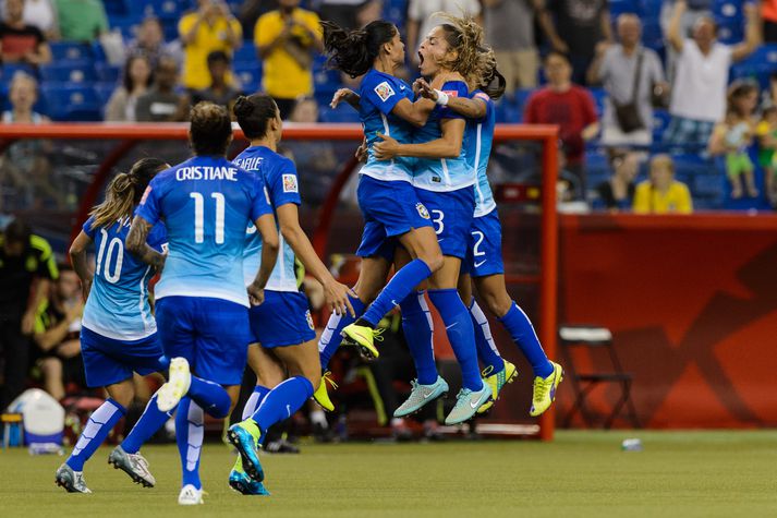 Andressa Alves skoraði sigurmark Brasilíu og fagnaði því innilega ásamt liðsfélögum sínum.