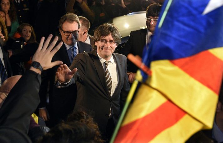Carles Puigdemont veifar til stuðningsmanna sinna.
