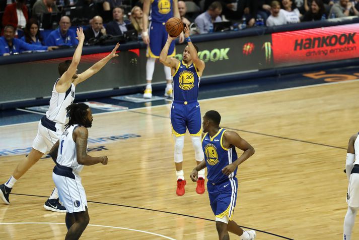 Stephen Curry var stórkostlegur í nótt. Hér skorar hann eina af ellefu þriggja stiga körfum sínum í leiknum.