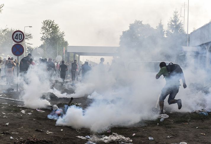 Fjögurra metra hár veggur hefur verið reistur við landamærin að Serbíu.