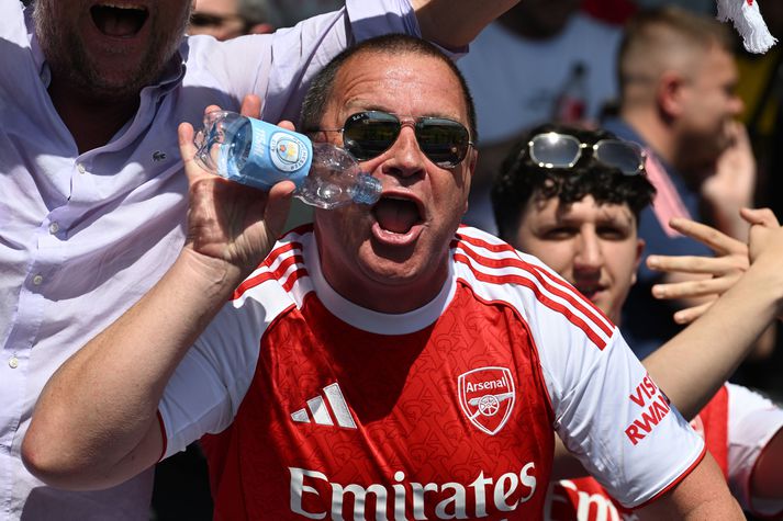 Stuðningsmaður Arsenal gerir grín að stuðningsmanni Manchester City sem hafði gert grín að Arsenal fyrir að klúðra alltaf góðum stöðum. Nú mætast meistarar síðasta tímabils í dag.