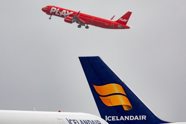 Bæði Play og Icelandair hafa fundið fyrir biluninni í Bretlandi.
