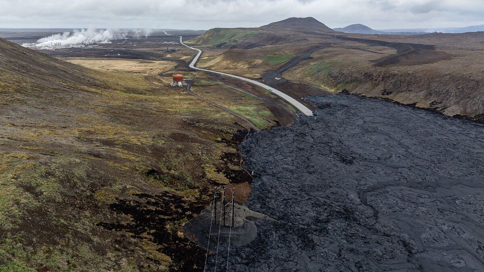 Skjálftum fækkar og kvikan hægir á sér