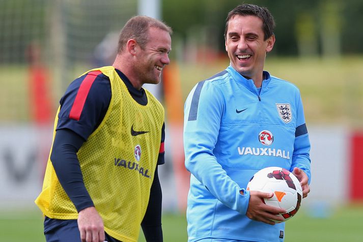 Rooney til vinstri og Neville til hægri.