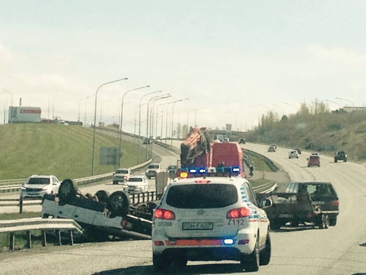 Kalla þurfti til kranabíl til að fjarlægja bifreiðina af vettvangi.