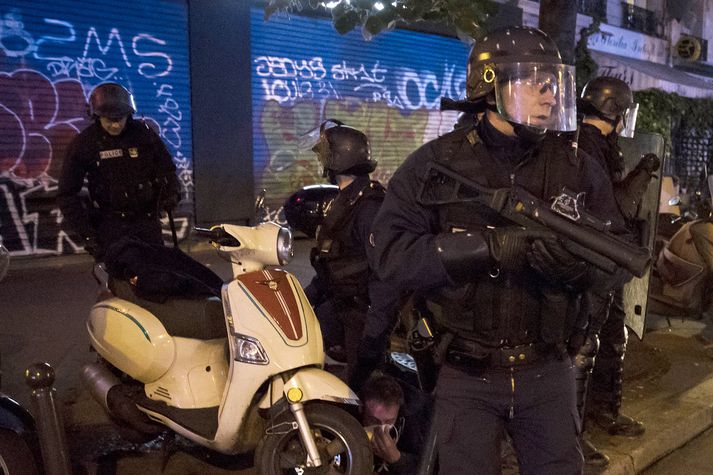 Mikil öryggisgæsla var í París. Um 50 þúsund lögreglumenn stóðu vaktina.