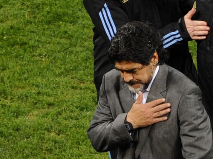 Diego Maradona gengur niðurlútur af velli í dag.