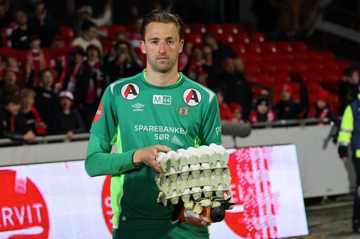 Jan de Boer með eggjabakkana.