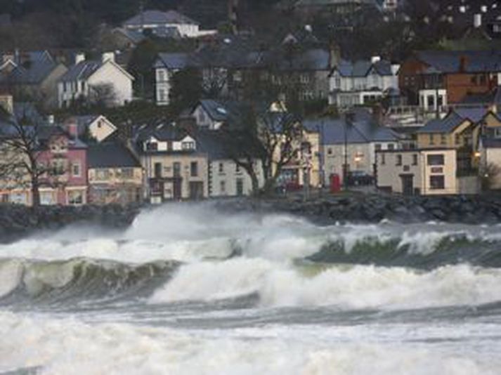 Öldur skella á bænum Ballycastle á Norður-Írlandi.