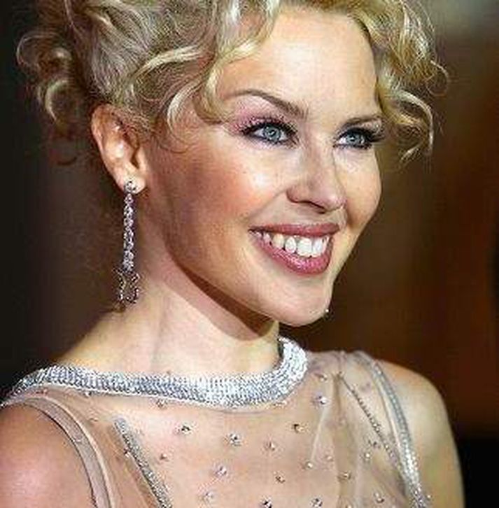 Trúlofuð Kylie Minogue er í brúðkaupshugleiðingum eftir að hafa játast unnusta sínum.